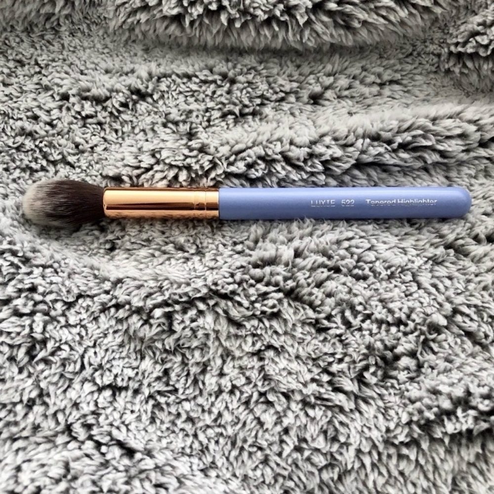 Luxie Light Blue Tapered Highlight Brush with Rose Gold Ferrule - 522